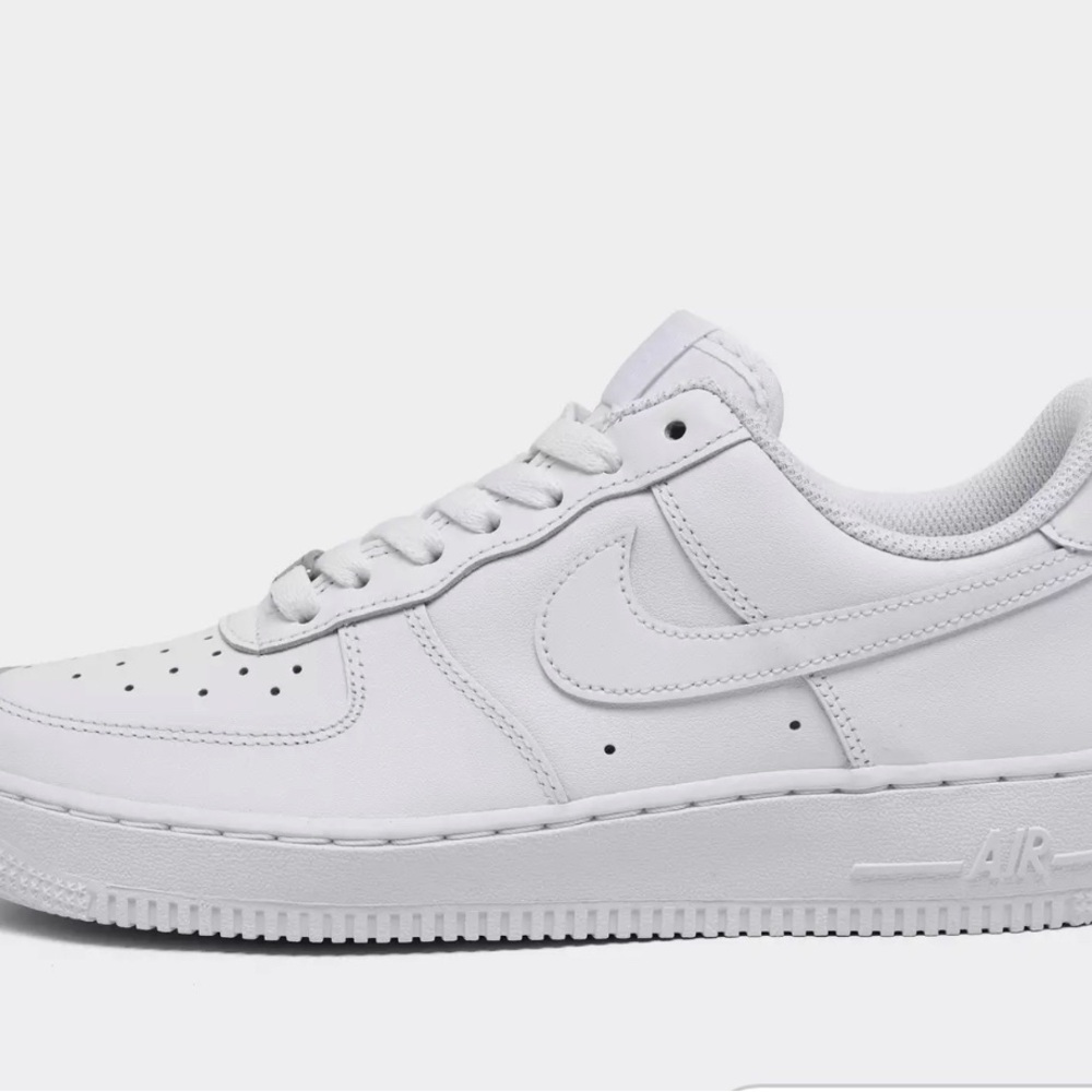 Nike Air Force 1 Sneakers Womens 8 White Trending Shoe